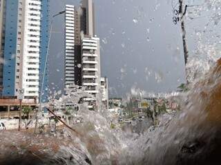 Pancada de chuva causou transtornos e susto na Capital (Foto: Marcos Ermínio)