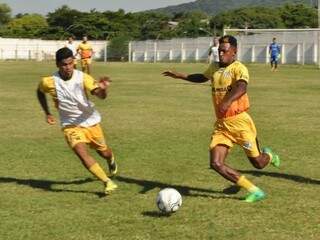 Jogadores do Corumbaense treinam para a partida contra o Novo (Foto: Divulgação)