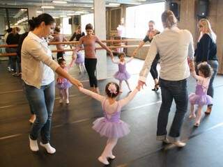 Entre 2 e 3 anos, pequenas bailarinas aprendem balé ao lado da mãe. (Fotos: Marcos Ermínio)