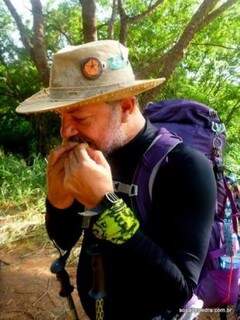Degustando manga, uma das frutas que presenteiam os peregrinos no caminho. (Foto: Sopa de Pedra)