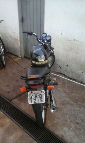Homem empina moto, n&atilde;o apresenta documentos e ainda xinga guardas