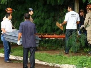 Momento em que a funerária chega para recolher o corpo da criança (Foto: André Bittar)