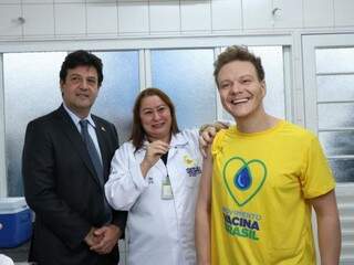 Ministro Luiz Henrique Mandetta e o cantor Michel Teló, na unidade de saúde do Iracy Coelho (Foto: Aline dos Santos)