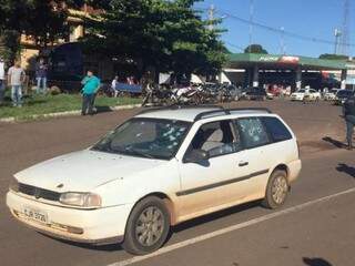Carro com placas de Ponta Porã foi crivado por tiros de pistola 9 mm (Foto: Porã News)  