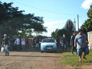 Ocorrência tumultou a rua Cibele, no bairro Caiobá. Policia Militar foi acionada. (Foto: Elverson Cardozo)