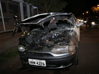 Palio queimado após fogo no motor destruir veículo (Foto: Paulo Francis)