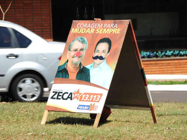  Cavaletes com propaganda pol&iacute;tica s&atilde;o encontrados com sinais de vandalismo