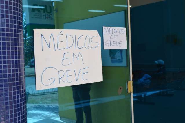 M&eacute;dicos mant&eacute;m greve apesar de receber sal&aacute;rios de julho