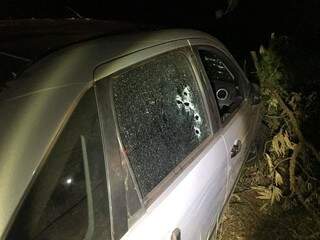 Carro descaracterizado onde estavam os policiais foi atingido por vários tiros (Foto: Polícia Civil/Divulgação)