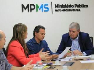 Promotora Filomena Aparecida, o prefeito Marquinhos Trad e o ministro Carlos Marun, durante reunião (Foto: Marina Pacheco)