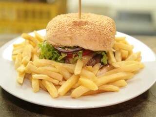 O &quot;Joga Burger&quot; é um dos carros chefes do cardápio e ainda leva o mesmo nome do local. (Foto: Adriano Fernandes) 