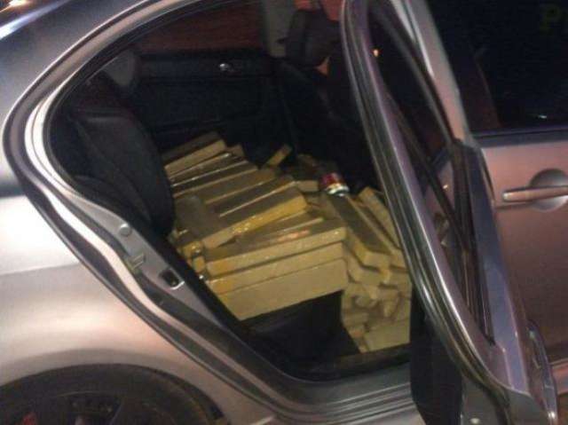 Casal &eacute; preso transportando 247 kg de maconha e skunk em carro roubado 