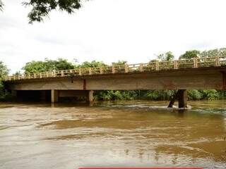 Ponte localizada sobre o Rio Brilhante, em Maracaju. (Foto: Reprodução/Facebook Defesa Civil)