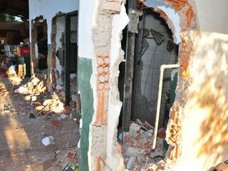 Casa foi destruída na tarde desta terça-feira, enquanto o morador estava trabalhado (Foto: João Garrigó)