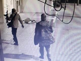 Câmeras de segurança flagraram a ação dos bandidos (Foto: Direto das Ruas) 