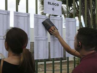Candidatos conferindo lista (Foto: Valter Campanato/Agência Brasil)