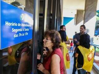 Com greve, dúvidas esperam quem passa pela porta de agência do INSS. (Foto: Fernando Antunes)