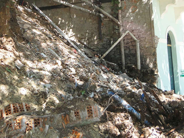  Tr&acirc;nsito fica interditado em ladeira ap&oacute;s deslizamento em Corumb&aacute;