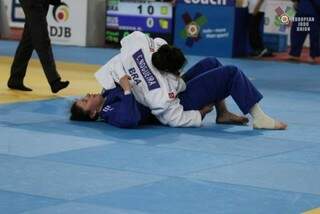 Camila Gebara (branco) aplica ippon em adversária na Alemanha. (Foto: Arquivo pessoal)