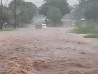 Situação de Caarapó durante a chuva que durou oito horas seguidas (Foto: Caarapó News)