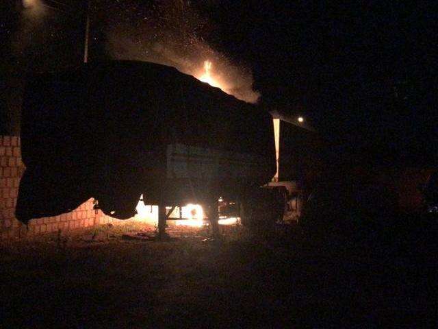 Carreta pega fogo e fica parcialmente destru&iacute;da em terreno da PRF