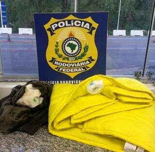 Droga estava escondida em cobertor e casaco de boliviano (Foto: Divulgação PRF)
