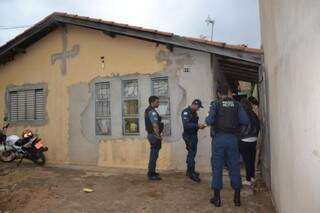 Policiais militares estiveram na residência das vítimas no dia do crime. (Foto: Simão Nogueira)