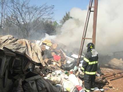 Incêndio destrói 15 toneladas de resíduos sólidos em Dourados