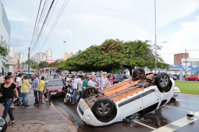 Capotagem fere tr&ecirc;s pessoas, causa lentid&atilde;o e bombeiros isolam local