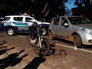 Motocicleta usada pelo suspeito ao lado de carro de policial civil envolvido na ação (Foto: Kleber Clajus)