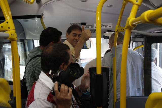 Bernal entrega 84 &ocirc;nibus e diz que j&aacute; tem recurso para constru&ccedil;&atilde;o de terminal 
