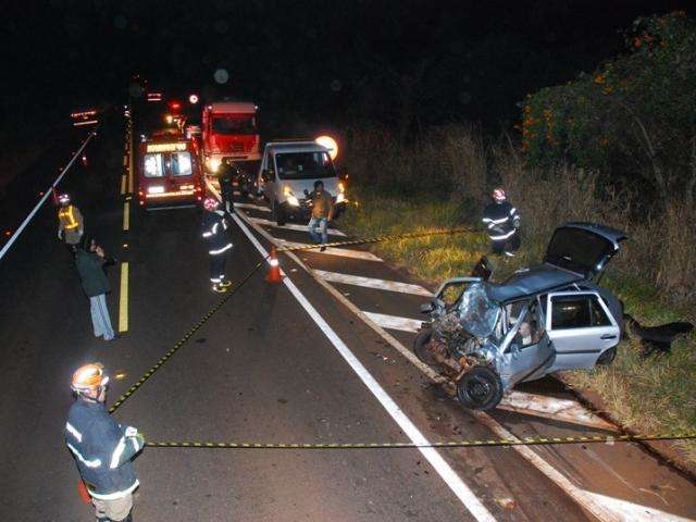 Tr&ecirc;s pessoas morrem em colis&atilde;o entre carreta e carro na divisa com SP