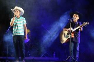 Dupla Filhos de Bonito se apresentou na abertura dos shows musicais do Festival. (Foto: Multi-Frequência)