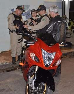 PRF aumenta fiscalização para reprimir crimes de trânsito em festa de moto
