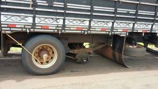 Caminhão perdeu a roda em buraco na estrada (Foto: Direto das Ruas)