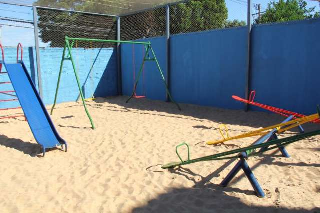 Pais mudam escola e doam de parquinho, pintura e at&eacute; 16 c&acirc;meras