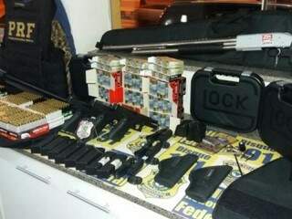 Armas encontradas com três tenentes da Marinha, lotados no Rio de Janeiro (Foto: Divulgação)