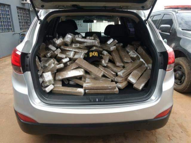 DOF apreende 155 pacotes de maconha em porta-malas de carro