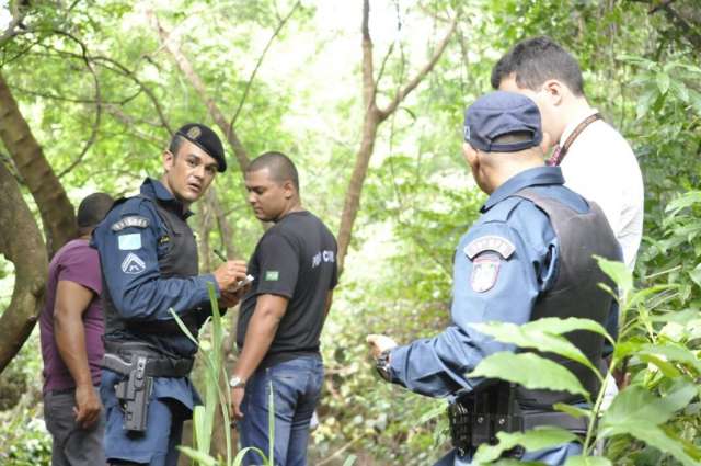 Pol&iacute;cia n&atilde;o descarta execu&ccedil;&atilde;o no caso do homem encontrado morto hoje em c&oacute;rrego