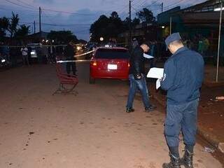 Agente foi atacado com quatro tiros em frente a uma loja de som automotivo (Foto: Porã News)