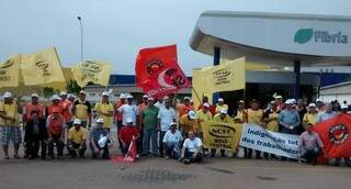 Funcionário e sindicalistas já fizeram manifestações em frente as unidades (Foto: Divulgação/Sititrel)