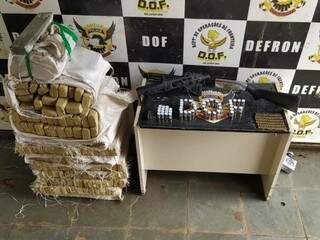 Pol&iacute;cia apreende droga, armas e 185 muni&ccedil;&otilde;es em carro roubado