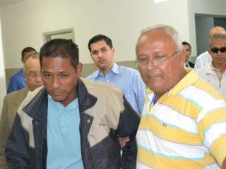 De jaqueta, à esquerda, ex-marido confessa à Polícia que matou Glaucia por ciúmes. (Foto: Pedro Peralta)