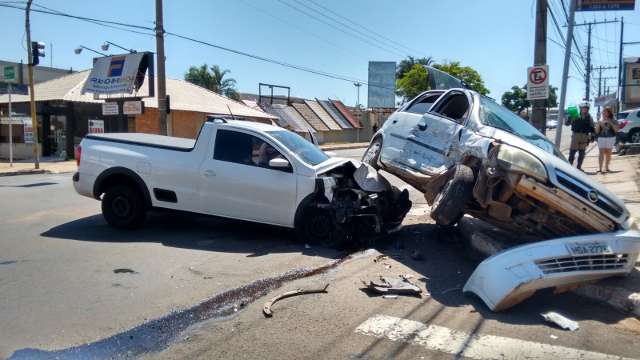 Cinco pessoas ficam feridas em acidente com tr&ecirc;s carros na Cear&aacute;