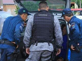 Um dos bandidos preso na viatura da Polícia Militar. (Foto: Marina Pacheco) 