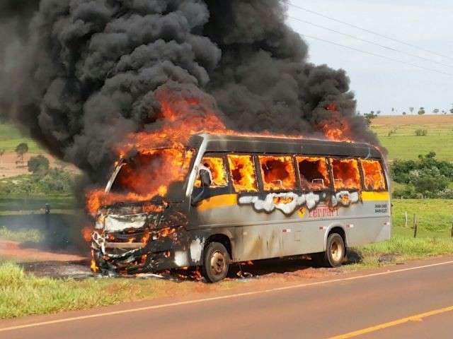 Motorista deixa &ocirc;nibus para buscar mec&acirc;nico e ve&iacute;culo pega fogo