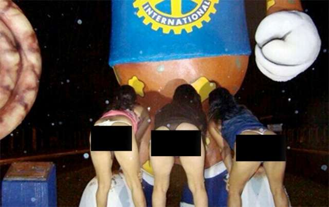 Foto de mulheres seminuas em frente a monumento se espalha nas redes sociais