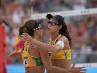 Talita (direita) e sua dupla Larissa ganham medalha de bronze em mundial de vôlei de praia (Foto: Reprodução / Facebook)
