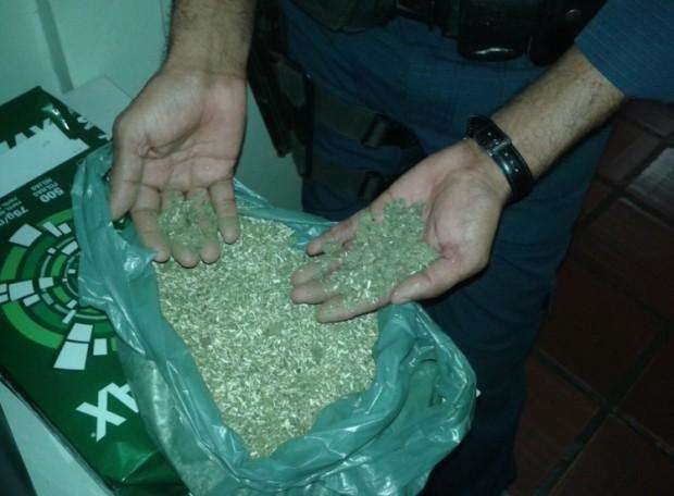 Mulher &eacute; presa ao entrar em pres&iacute;dio com maconha dentro de erva de terer&eacute;