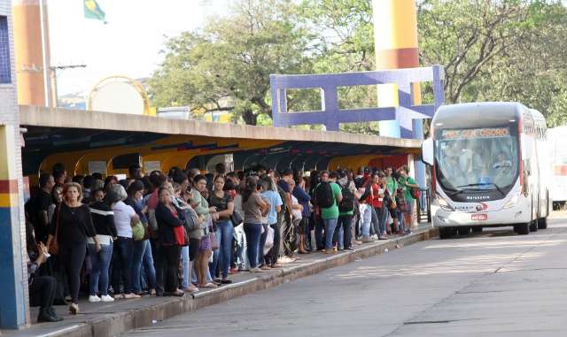 Em terminal lotado, para n&atilde;o perder &ocirc;nibus &quot;s&oacute; sendo atleta&quot;